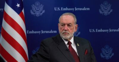 Copertina di “Israele dovrebbe espandersi dall’Egitto all’Eufrate”: Paesi arabi contro le parole dell’ambasciatore Usa Mike Huckabee