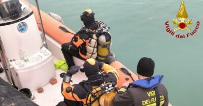 Copertina di Massacra di botte la mamma, poi scappa e si lancia in mare: 20enne trovato morto vicino al porto di Civitanova