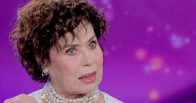 Copertina di “Non vedo mio figlio da 9 anni, non c’è più speranza. Gli ho intestato tutto, credevo mi amasse veramente”: Corinne Cléry a “Verissimo”