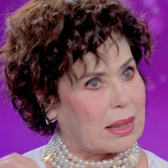 “Non vedo mio figlio da 9 anni, non c’è più speranza. Gli ho intestato tutto, credevo mi amasse veramente”: Corinne Cléry a “Verissimo”