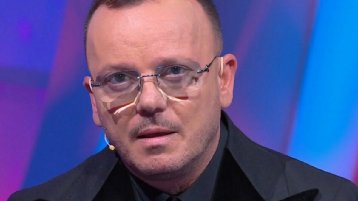 Gigi D’Alessio perde la causa sui diritti dei suoi primi album. Il giudice ha dato ragione alla casa discografica Zeus Record. L’avvocato annuncia l’appello