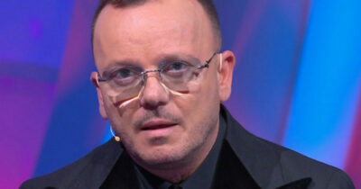 Copertina di “Noi padri separati ci sentiamo sempre in colpa, ma a volte quando due si lasciano è per il bene dei figli”: le parole di Gigi D’Alessio a “C’è posta per te”