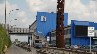Copertina di Ilva, sospesi i 2.500 licenziamenti nell’indotto: si aspetterà la sentenza sull’area a caldo
