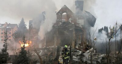 Copertina di Ucraina, altri raid russi. Oggi al voto nuove sanzioni dell’Ue