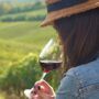 Copertina di Donne&Vino. Altro che parità: tra vigneti, cantine e ristoranti sopravvivono ancora stereotipi e cliché