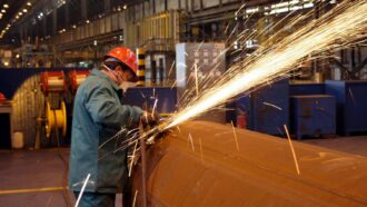 Copertina di Ilva, dopo gli scioperi arriva il ‘tampone’ alla crisi: “Taranto e Genova lavoreranno a intermittenza, ecco come e quando”