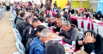 Copertina di Ramadan a Gaza, gli sfollati spezzano il digiuno tra le tende e le macerie – Video