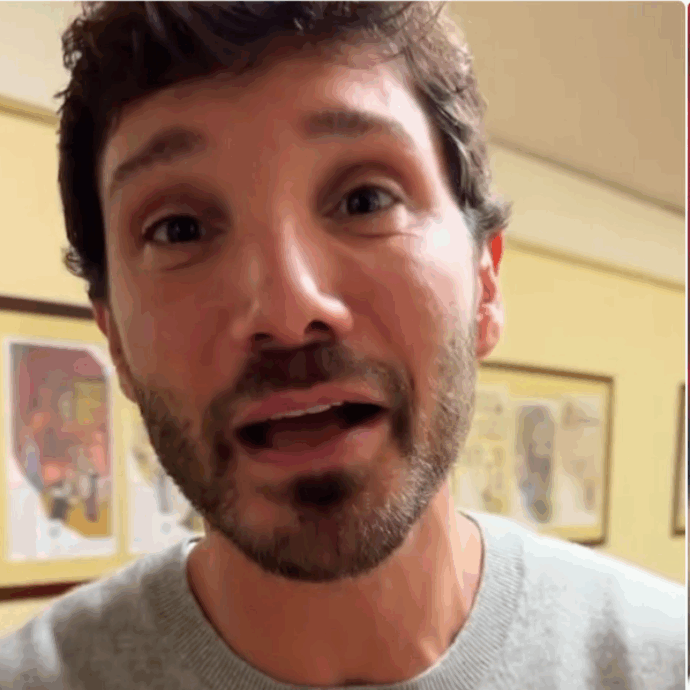 “Anch’io ho un mutuo da pagare”: Stefano De Martino torna a “Stasera tutto è possibile”. Un anno fa l’addio in lacrime