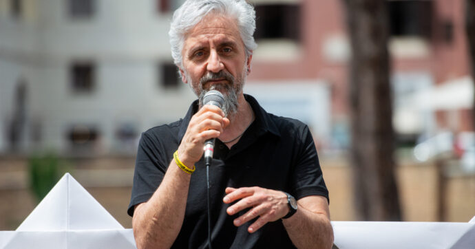 Ascanio Celestini torna in scena con Radio Clandestina, il suo storico monologo sul razzismo drammaticamente attuale