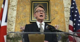 Copertina di Scandalo Epstein, arrestato l’ex ministro britannico Peter Mandelson: “Condivise documenti governativi riservati”