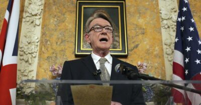 Copertina di Scandalo Epstein, arrestato l’ex ministro britannico Peter Mandelson: “Condivise documenti governativi riservati”