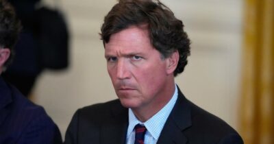 Copertina di Tucker Carlson, l’incendiario che spacca il mondo Maga: l’odio per Israele nell’intervista scandalo all’ambasciatore Usa