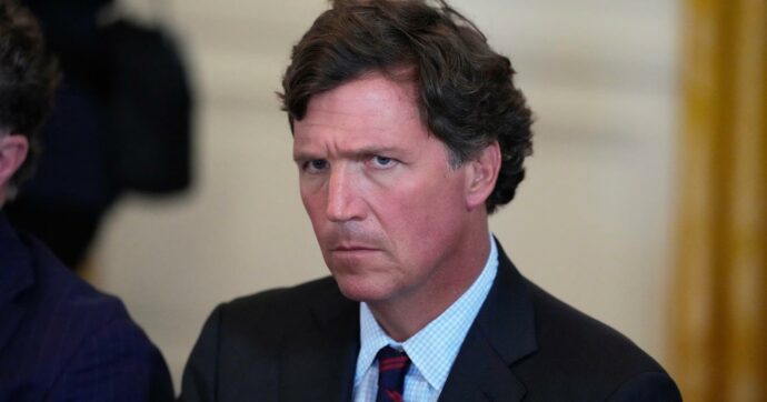 Tucker Carlson, l’incendiario che spacca il mondo Maga: l’odio per Israele nell’intervista scandalo all’ambasciatore Usa