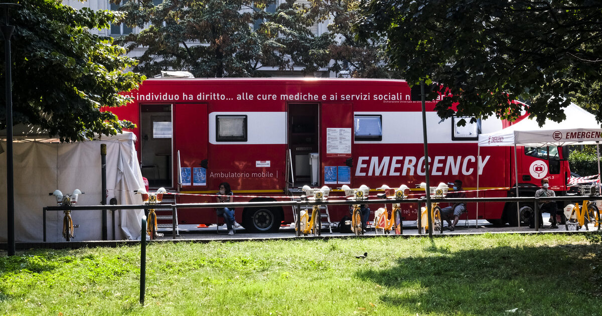 Federico Canavesi e i volontari del camion sanitario di Emergency a Milano: “Curiamo molti pazienti cronici”