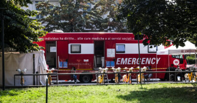 Copertina di Federico Canavesi e i volontari del camion sanitario di Emergency a Milano: “Curiamo molti pazienti cronici”