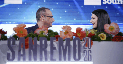 Copertina di Sanremo 2026, Laura Pausini: “Ogni volta che vedo l’insegna Sanremo ho pronto il Lexotan”. Carlo Conti: “Meloni? Era fantascienza. Se compra il biglietto è libera di venire”