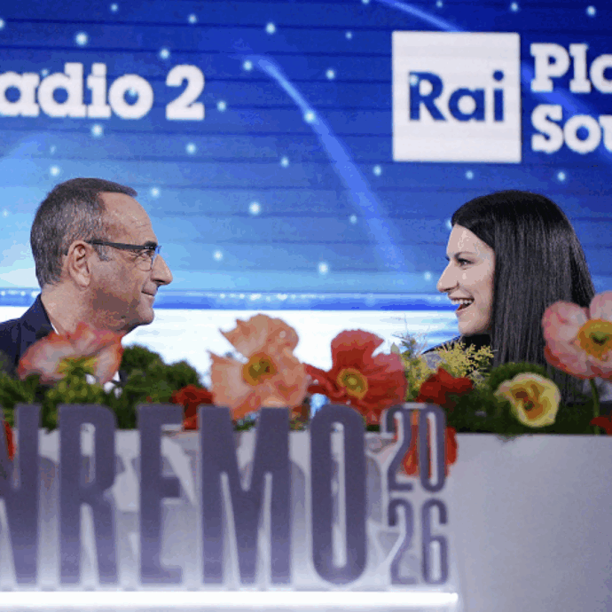 Sanremo 2026, Laura Pausini: “Ogni volta che vedo l’insegna Sanremo ho pronto il Lexotan”. Carlo Conti: “Meloni? Era fantascienza. Se compra il biglietto è libera di venire”