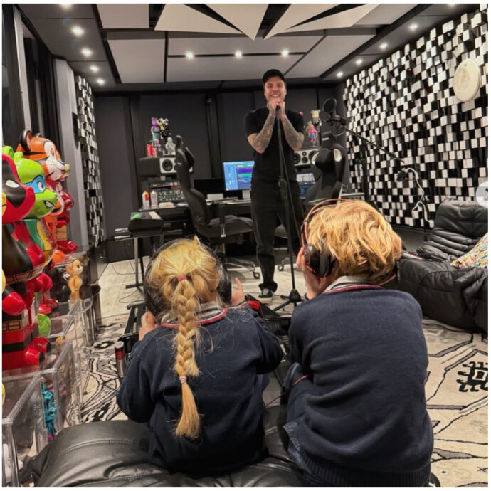 Sanremo 2026, Fedez rompe il silenzio: “Non tutto è sotto il nostro controllo e non ha senso tormentarsi per ciò che ci sfugge. Succederà quello che deve succedere”