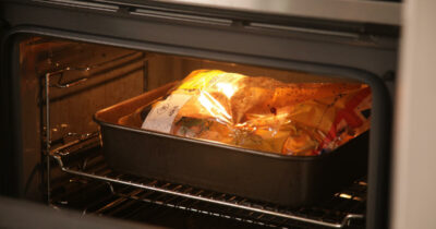 Copertina di I rischi del cibo confezionato nella plastica e riscaldato. Greenpeace: “Adatto al microonde? È un’illusione”