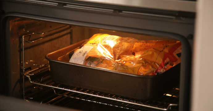 I rischi del cibo confezionato nella plastica e riscaldato. Greenpeace: “Adatto al microonde? È un’illusione”