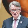 Copertina di Epstein files, desecretati migliaia di documenti sull’ex ambasciatore Mandelson. Di Starmer diceva: “Governo assediato e allo sbando”