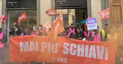 Copertina di Firenze, studentessa minorenne partecipa al sit-in per i lavoratori licenziati: la famiglia segnalata ai servizi sociali