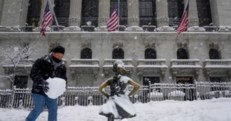 Copertina di New York sotto una bufera di neve. Scuole e uffici chiusi, appello di Mamdani ai residenti: “Restate a casa”