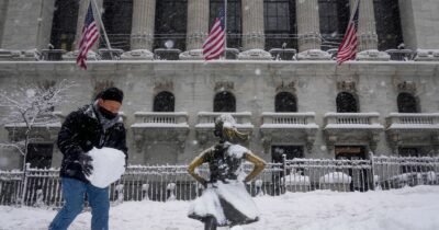 Copertina di New York sotto una bufera di neve. Scuole e uffici chiusi, appello di Mamdani ai residenti: “Restate a casa”