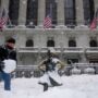 Copertina di New York sotto una bufera di neve. Scuole e uffici chiusi, appello di Mamdani ai residenti: “Restate a casa”
