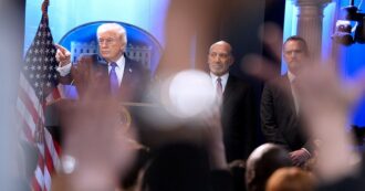 Copertina di Usa avanti sui nuovi dazi: “E niente rimborsi per gli esportatori”. Il ministro Urso dà la colpa alla Corte suprema: “Ci ha svantaggiati”