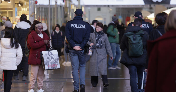 Ventuno poliziotti e carabinieri indagati per “furti sistematici” in un negozio di Roma Termini