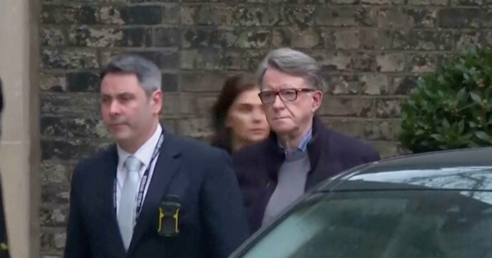 Mandelson rilasciato su cauzione dopo l’arresto: era stato fermato per il coinvolgimento nel caso Epstein con messaggi di insider trading