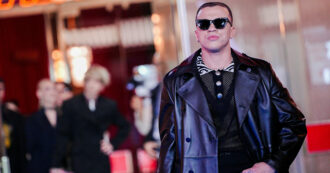 Copertina di “Sono Gennaro Amatore, nato a Mugnano di Napoli, alto 1.82 metri più o meno, single, occhi verdi circa, felice, solare, gasato tanto”: Samurai Jay debutta a Sanremo 2026