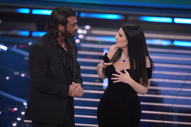 Sanremo 2026, le pagelle ai look della prima serata: Pausini in Armani, Dargen D’Amico effetto parquet, Arisa vera sorpresa. Can Yaman? pettorale che vince non si cambia