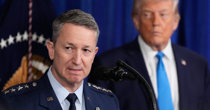 Iran, media: “I militari hanno avvertito Trump sui rischi di una guerra prolungata”. Il tycoon: “Falso, sarebbe una vittoria facile”