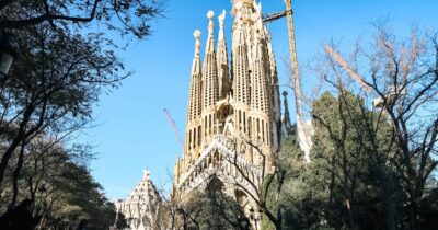Copertina di Weekend a Barcellona tra i capolavori di Gaudí e il “caganer”: ecco perché andare quest’anno (anche se ci siete già stati) e cosa vedere in città