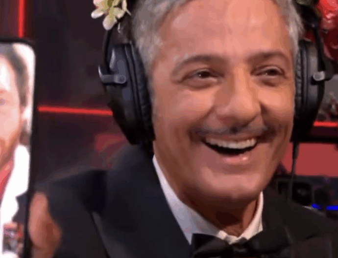 “La canzone ha raggiunto il quorum per Sanremo… Di Nordio, Gratteri, Di Pietro, ‘Si o no’. Dirige l’orchestra Marco Travaglio, canta Fiorello e i suoi Referendum”: il surreale annuncio di Can Yaman