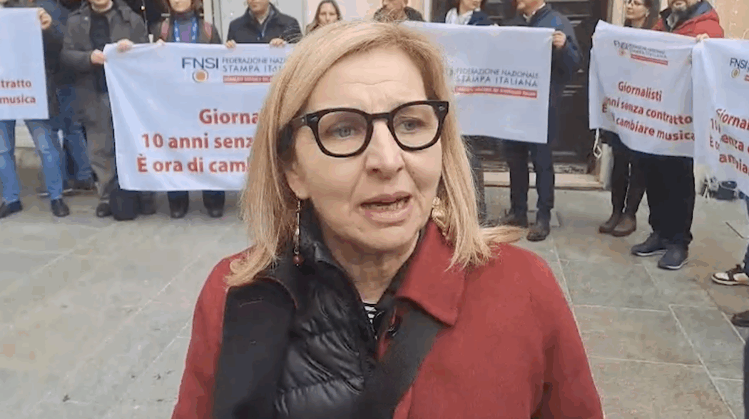 Sanremo, la protesta dei giornalisti davanti all’Ariston: “10 anni senza contratto, è ora di cambiare”