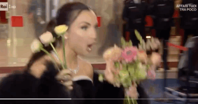 Copertina di “Barcollo ma non mollo”: Elettra Lamborghini inciampa e rischia di cadere sul Green Carpet del Festival di Sanremo 2026