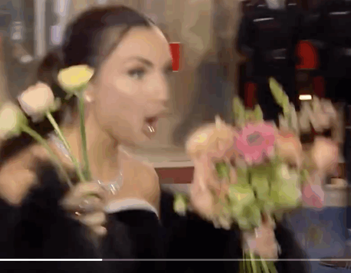 “Barcollo ma non mollo”: Elettra Lamborghini inciampa e rischia di cadere sul Green Carpet del Festival di Sanremo 2026