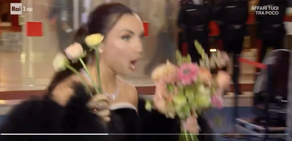 “Barcollo ma non mollo”: Elettra Lamborghini inciampa e rischia di cadere sul Green Carpet del Festival di Sanremo 2026