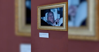 Copertina di L’ex principe Andrea “esposto” al Louvre: gli attivisti appendono la foto virale dopo il rilascio – Video