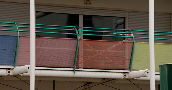 Bambino di 9 anni cade dal terrazzino della scuola: ha ceduto la ringhiera