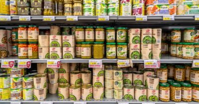 Copertina di Lattine e barattoli fuorilegge ancora tra gli scaffali dei supermercati. L’allarme di Bassetti: “Rischio tumori, infertilità e pubertà precoce. Non scaldateli al microonde”