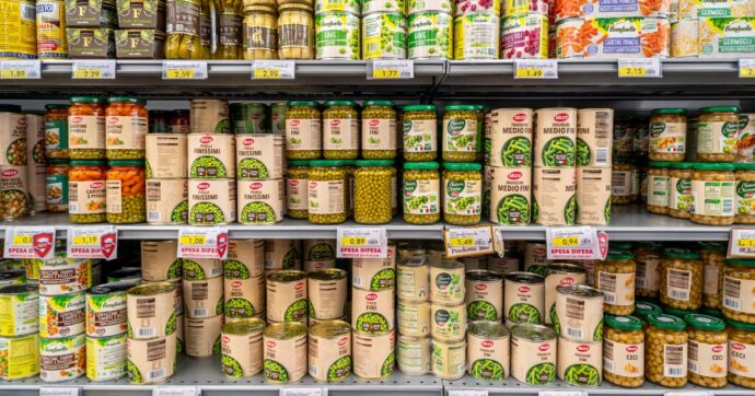 Lattine e barattoli fuorilegge ancora tra gli scaffali dei supermercati. L’allarme di Bassetti: “Rischio tumori, infertilità e pubertà precoce. Non scaldateli al microonde”