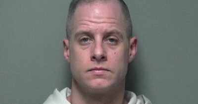 Copertina di “Un uomo è entrato in casa è ha ucciso mia moglie, c’è sangue dappertutto, oh mio dio”: arrestato Caleb Flynn, l’ex concorrente di American Idol è accusato di aver allestito la scena del crimine