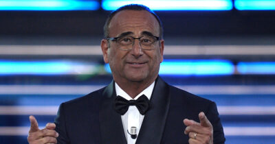 Copertina di Sanremo 2026, la diretta della prima serata: la voce di Pippo Baudo apre il Festival. Fine prevista all’1.25. Dalla signora Gianna di 105 anni a Tiziano Ferro, ecco cosa succederà