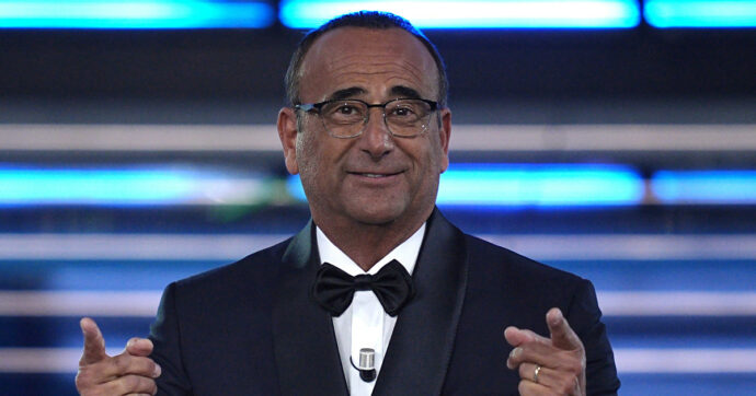 Sanremo 2026, la diretta della prima serata: la voce di Pippo Baudo apre il Festival. Fine prevista all’1.25. Dalla signora Gianna di 105 anni a Tiziano Ferro, ecco cosa succederà