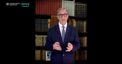 Copertina di “Se non ho niente di meglio da fare che occuparmi della scaletta di Sanremo? No, non ce l’ho”: Crozza diventa La Russa e lancia una petizione per decidere gli ospiti dei programmi tv