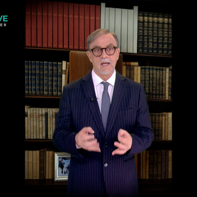 “Se non ho niente di meglio da fare che occuparmi della scaletta di Sanremo? No, non ce l’ho”: Crozza diventa La Russa e lancia una petizione per decidere gli ospiti dei programmi tv